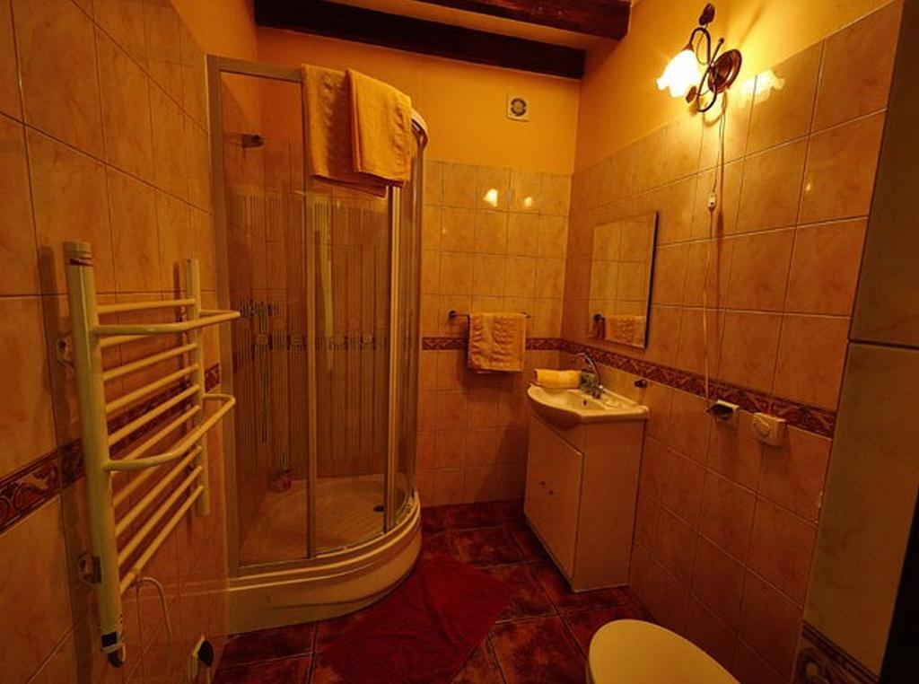 Stylowy Zajazd Pod Czarnym Kogutem Czarna  Szoba fotó